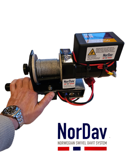 Electric-winch-12V-with-battery-installed-on-gaelixmarineservice.gr