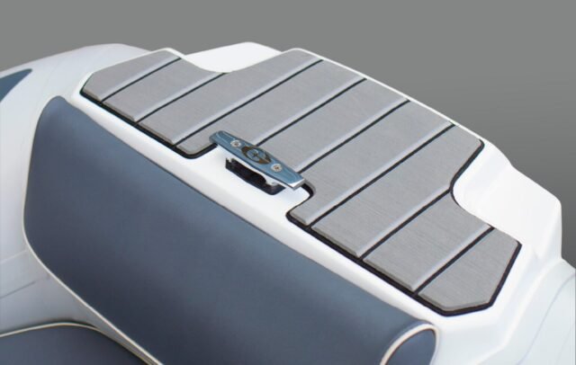 The-bow-step-plate-provides-a-convenient-exit-f-rom-the-boat-and-can-be-equipped-with-a-cleat-on-gaelixmarineservice.com